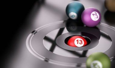 Live Dadu Online dealer rolling dice on slotsakura table